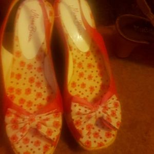 Very comfy and stylish wedges